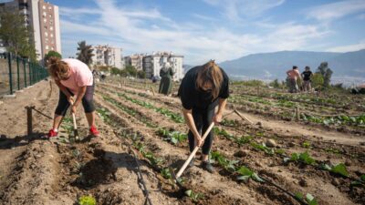 Kadınlar Toprakla, Bornova Umutla Buluşuyor Bornova Belediyesi’nin 6 farklı noktada