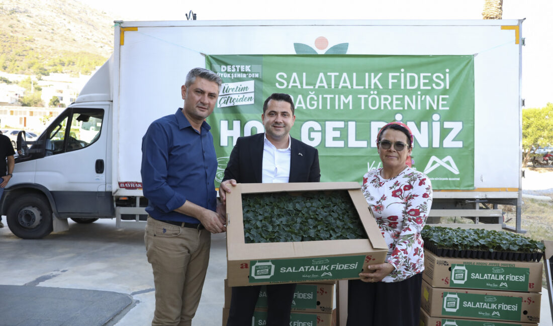 Mersin Büyükşehir’den Aydıncık’ta Üreticiye Fide ve Güneş Paneli Desteği Tarımsal desteklerle üreticinin girdi maliyetlerini düşüren Mersin Büyükşehir Belediyesi, tarımda