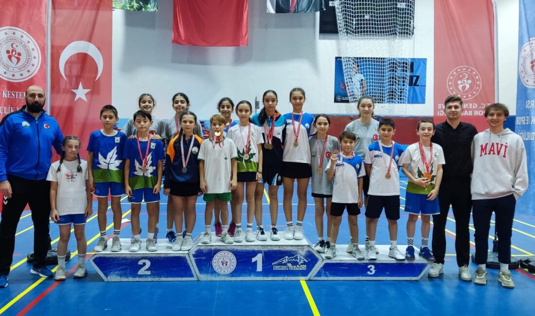 Osmangazili Badmintoncular Madalyaya Doydu  Osmangazi Belediyespor Badminton Takımı sporcuları, kıyasıya