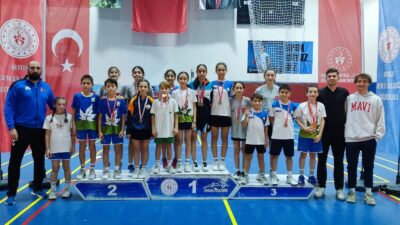 Osmangazili Badmintoncular Madalyaya Doydu  Osmangazi Belediyespor Badminton Takımı sporcuları, kıyasıya