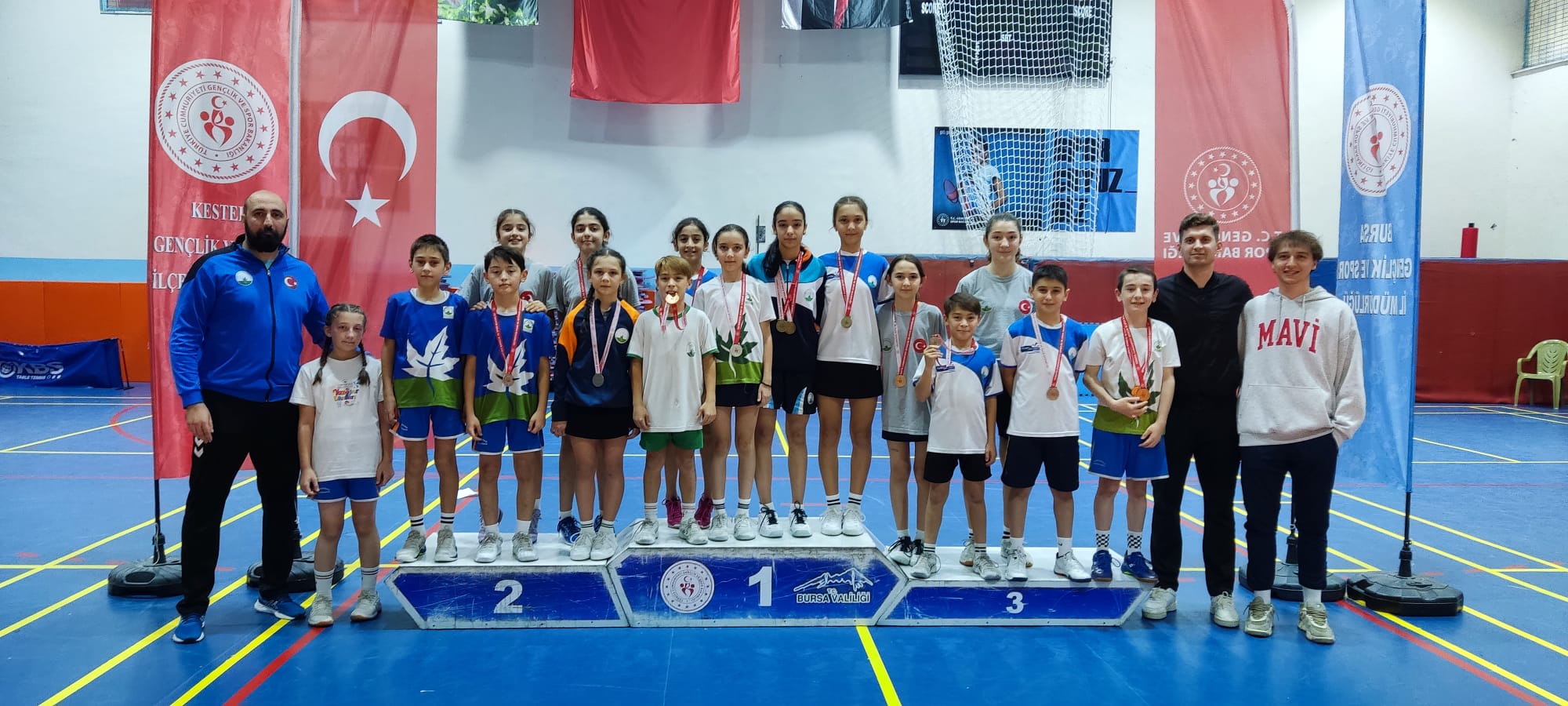 Osmangazili Badmintoncular Madalyaya Doydu  Osmangazi Belediyespor Badminton Takımı sporcuları, kıyasıya