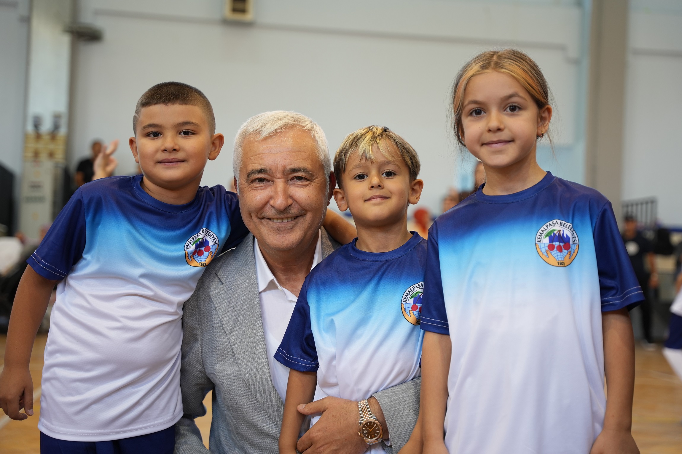 Kemalpaşa Belediyesi 1800 Spor Malzemesi Dağıttı Kemalpaşa Belediyesi, ücretsiz spor
