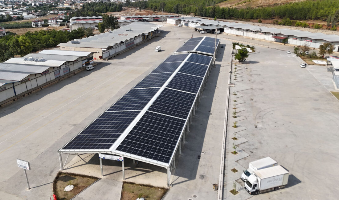 Muğla Büyükşehir Belediyesi, Fethiye Karaçulha Hali’nin çatısına kurduğu
güneş enerjisi santraliyle