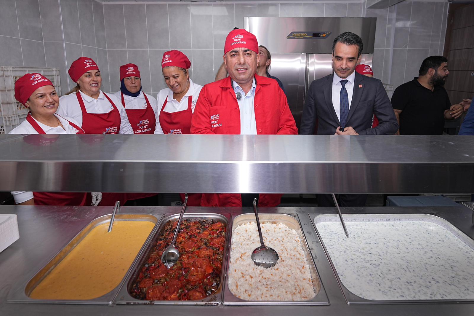 Adana Büyükşehir Belediyesi Kent Lokantası, Güzelyalı Mahallesi’nde açıldı.