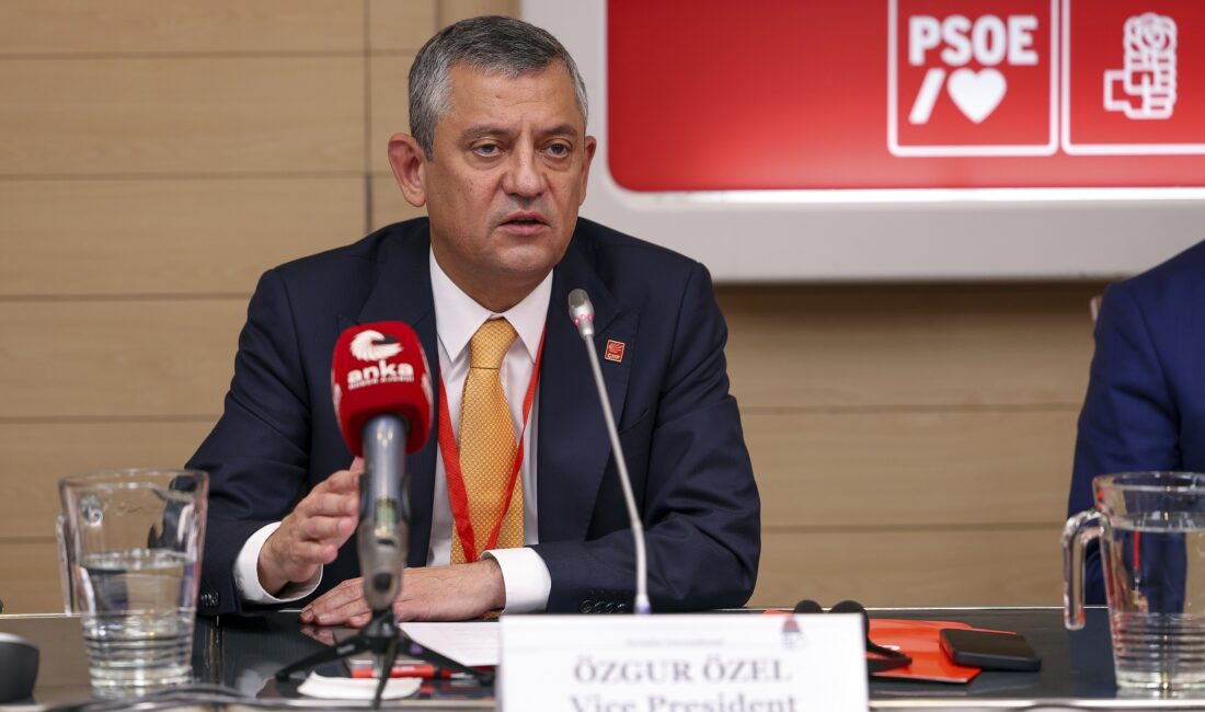 Özgür Özel: “Türkiye’de Yaşananlar, Tüm Demokratları ve Demokrasi Mücadelesini Yakından