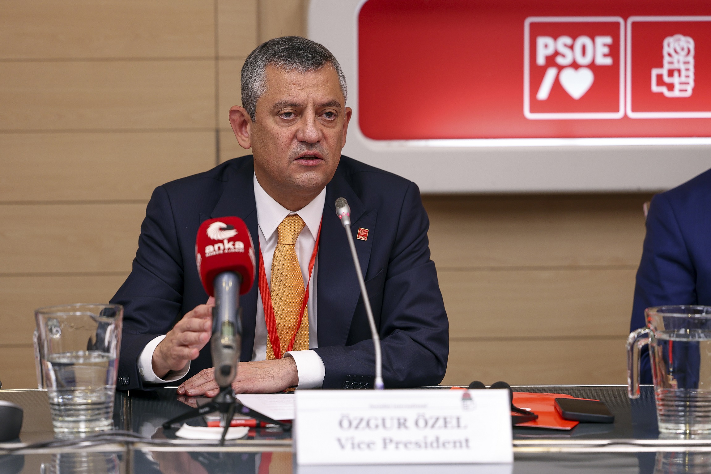 Özgür Özel: “Türkiye’de Yaşananlar, Tüm Demokratları ve Demokrasi Mücadelesini Yakından