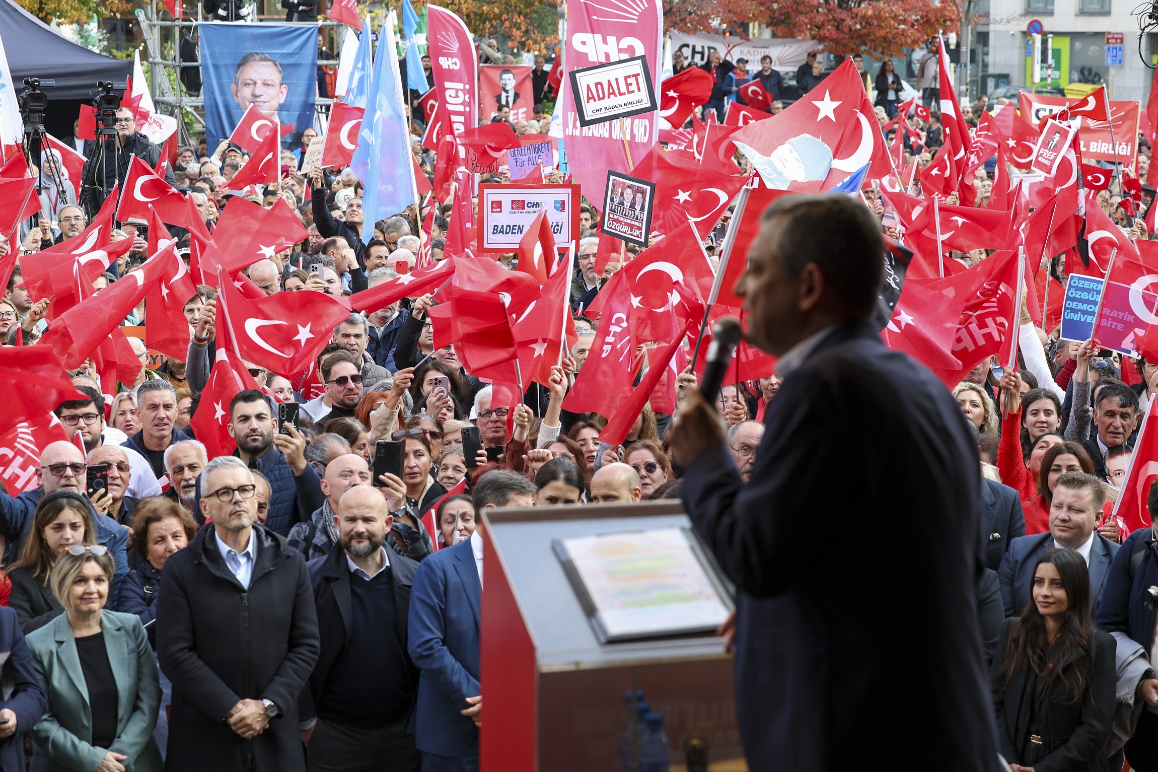 Özgür Özel: “İçeride Olan Kim Varsa Ona Sahip Çıkmaya Geldik”