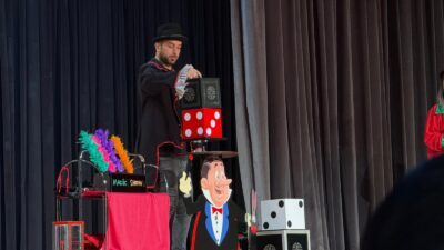 Yalova Belediyesi’nin her hafta sonu çocuklara özel olarak düzenlediği tiyatro