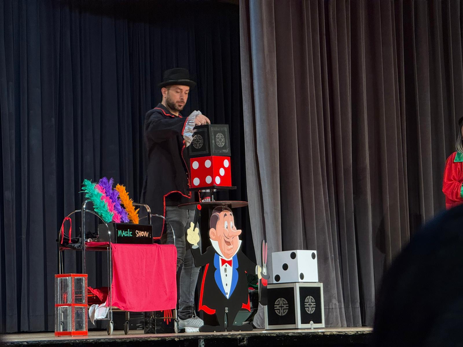 Yalova Belediyesi’nin her hafta sonu çocuklara özel olarak düzenlediği tiyatro