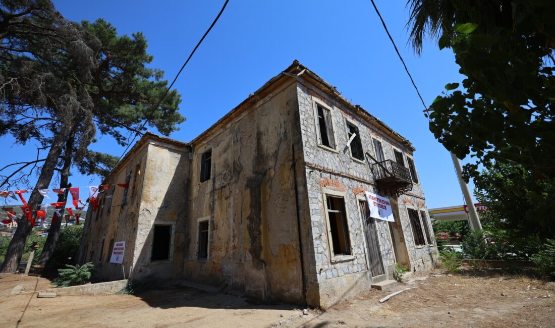Atatürk’ün Efes Selçuk’a Gelişi Yapay Zeka İle Canlandırıldı Atatürk’ün Efes Selçuk’a Gelişi Yapay Zeka İle Canlandırıldı Efes Selçuk