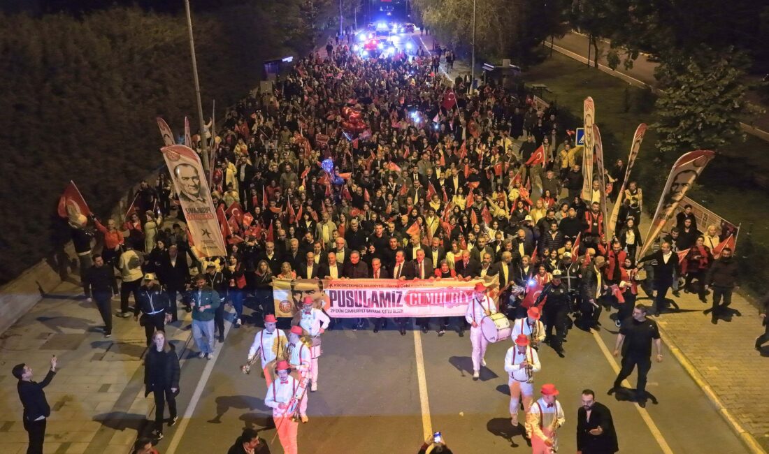 Küçükçekmece’de Cumhuriyet Coşkusu Küçükçekmece’de 29 Ekim Cumhuriyet Bayramı coşkuyla kutlandı. Küçükçekmece Belediyesi’nin düzenlediği kutlama