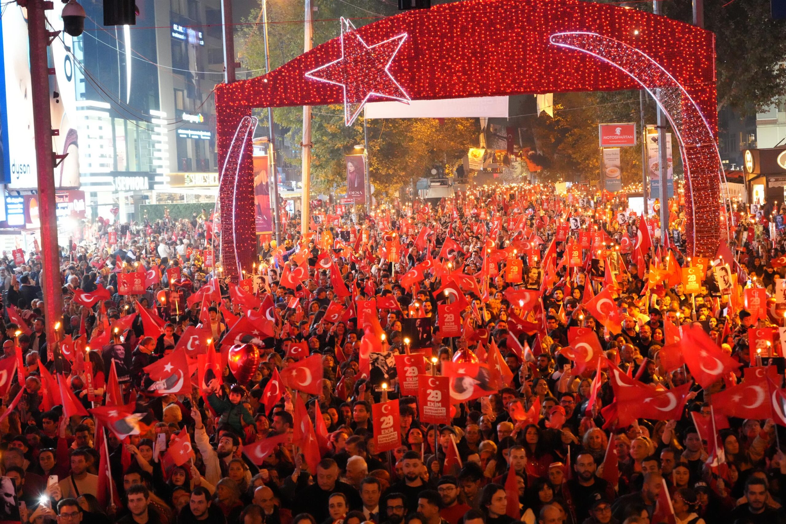 Kadıköy’de Büyük Cumhuriyet Yürüyüşü Kadıköy Belediyesi’nin, 29 Ekim Cumhuriyet Bayramı