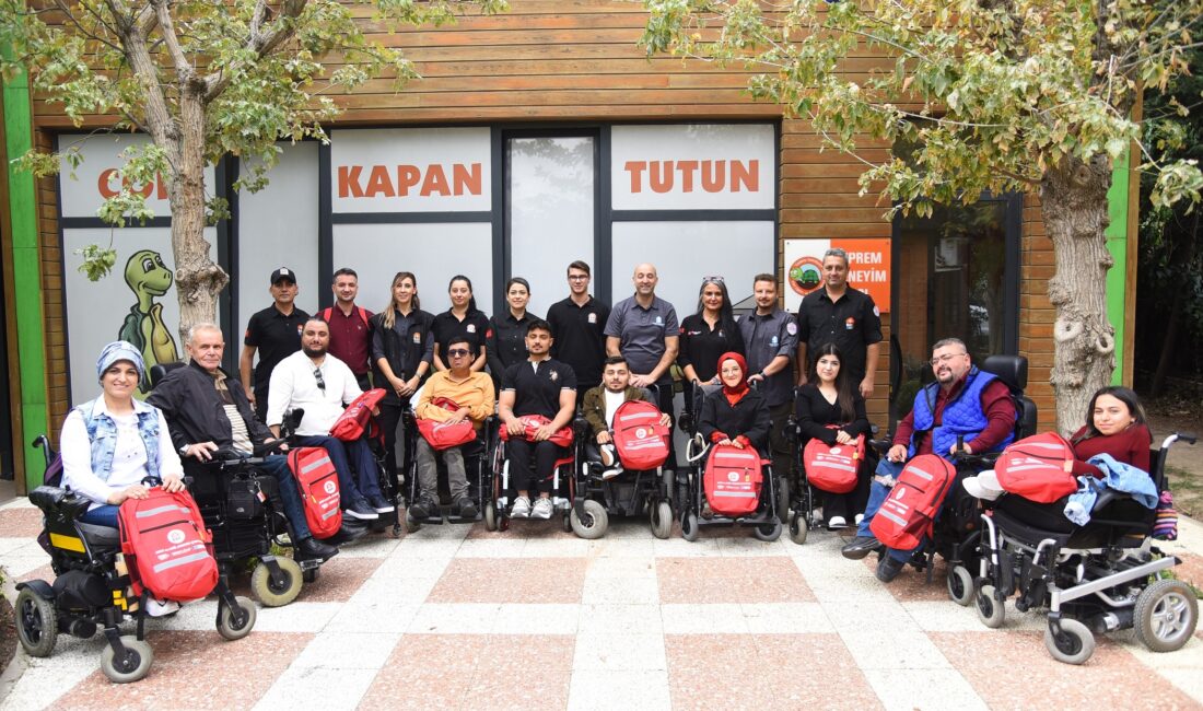Engelli Bireylere Afet Bilinçlendirme Eğitimi BAK Kadıköy ekibi, engelli bireylere