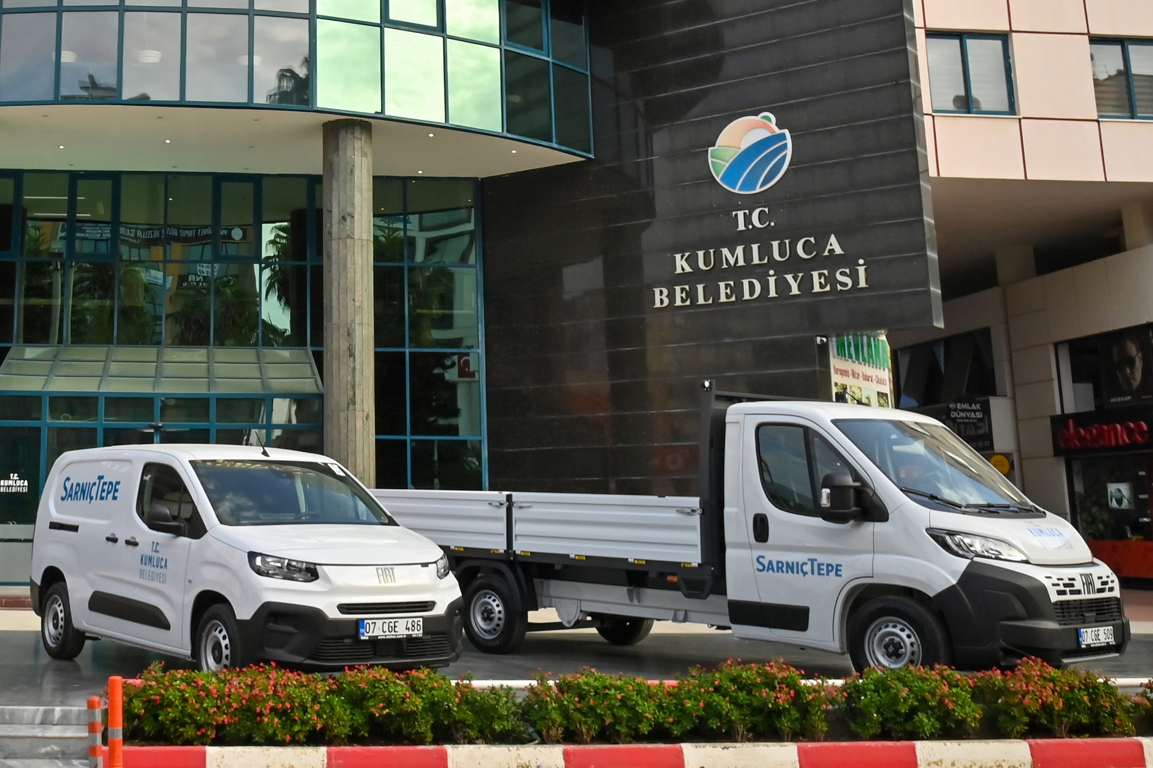 Kumluca Belediyesi’ne Bir Kamyonet, Bir Panelvan Bir Soğuk Hava Aracı