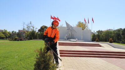Eskişehir’de Parklar Güzelleşiyor: Budama Çalışmaları Hız Kesmeden Sürüyor Eskişehir’de Parklar Güzelleşiyor: Budama Çalışmaları Hız Kesmeden Sürüyor Eskişehir Büyükşehir
