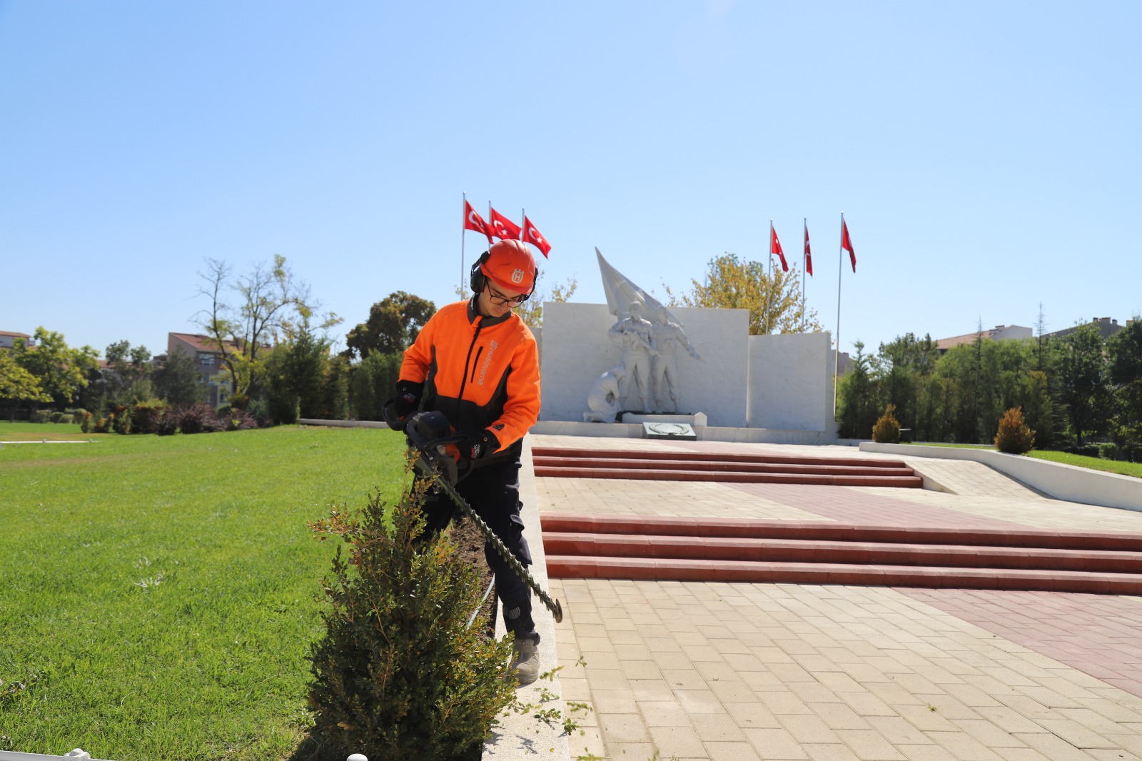 Eskişehir’de Parklar Güzelleşiyor: Budama Çalışmaları Hız Kesmeden Sürüyor Eskişehir Büyükşehir