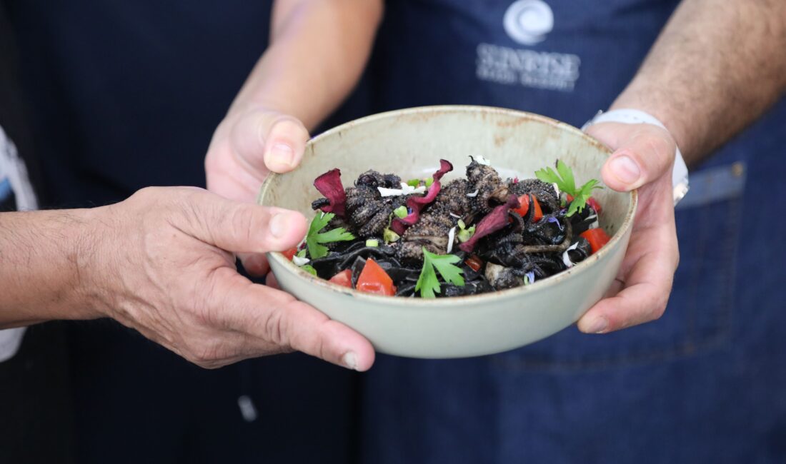 Rodoslu Şeflerden Söğüt’te Lezzet Şöleni Marmaris Deniz Ürünleri Festivali’nin üçüncü gün etkinlikleri Söğüt Mahallesi’nde
gerçekleştirildi. Olumsuz