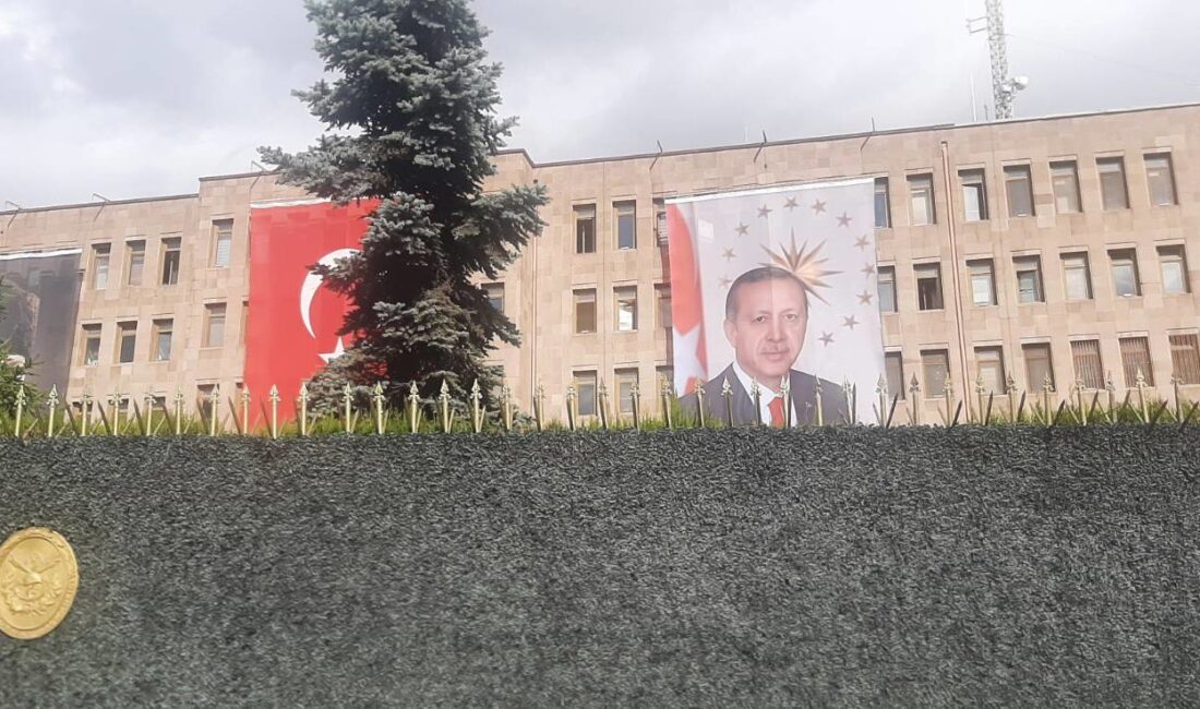 TSK Binalarında Cumhuriyet Tarihinde Bir İlk: 29 Ekim’de Atatürk’ün Yanı Sıra Erdoğan Posteri de Asıldı TSK Binalarında Cumhuriyet Tarihinde Bir İlk: 29 Ekim’de Atatürk’ün Yanı