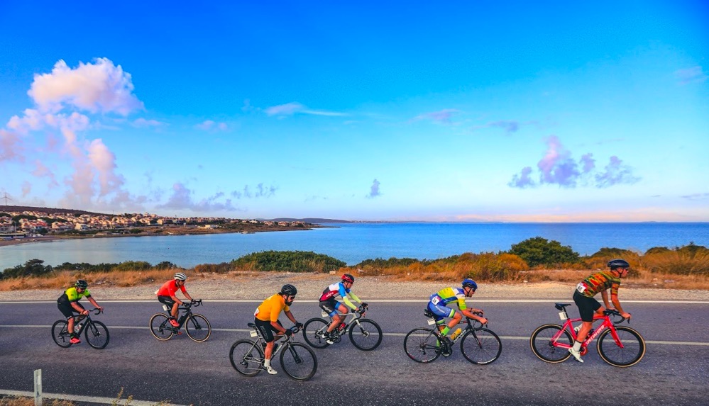 Çeşme Belediyesi'nin destekleriyle, Velotürk organizasyonunda gerçekleşen Gran Fondo Çeşme, 25–26
