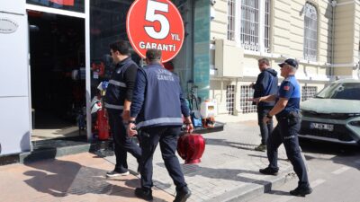 İlkadım’da Kaldırım İşgaline Geçit Yok İlkadım’da Kaldırım İşgaline Geçit Yok İlkadım Belediyesi Zabıta Müdürlüğü ekipleri,