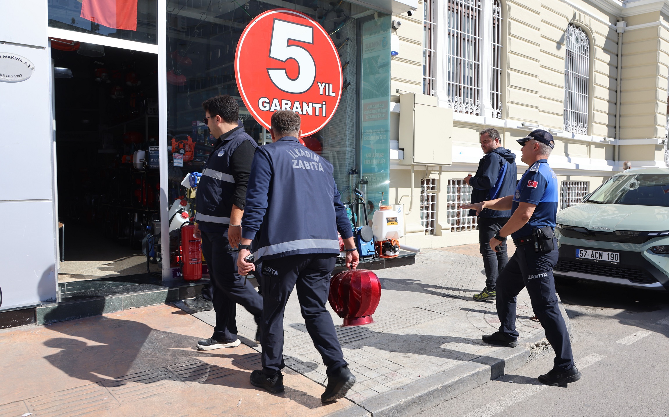 İlkadım’da Kaldırım İşgaline Geçit Yok İlkadım Belediyesi Zabıta Müdürlüğü ekipleri,