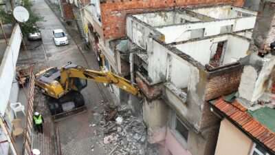 İlkadım’da Metruk Binaların Yıkımı Devam Ediyor; İhsan Kurnaz: “Yıkımlar Güvenlik Ve Estetiği Artırıyor” İlkadım’da Metruk Binaların Yıkımı Devam Ediyor; İhsan Kurnaz: “Yıkımlar Güvenlik