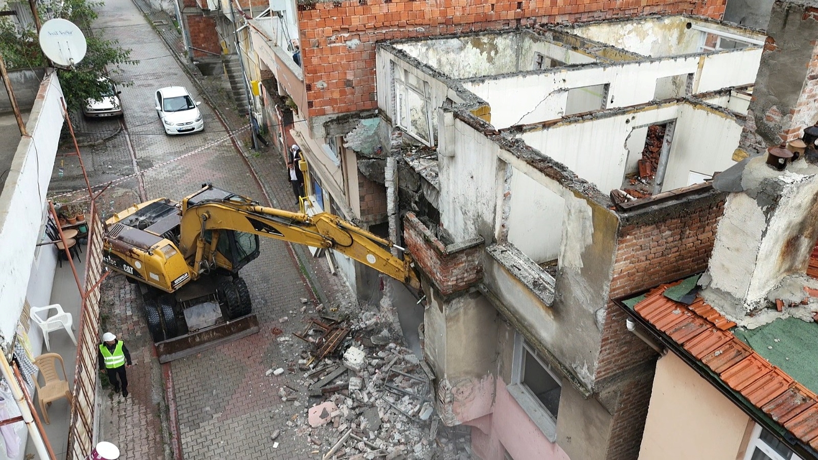 İlkadım’da Metruk Binaların Yıkımı Devam Ediyor; İhsan Kurnaz: “Yıkımlar Güvenlik