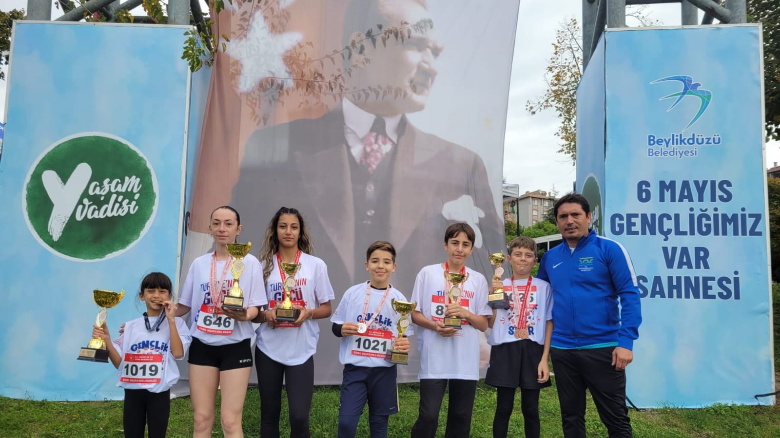 Büyükçekmeceli Genç Atletler, Cumhuriyet Coşkusunu Zaferle Taçlandırdı Cumhuriyet Haftası kapsamında