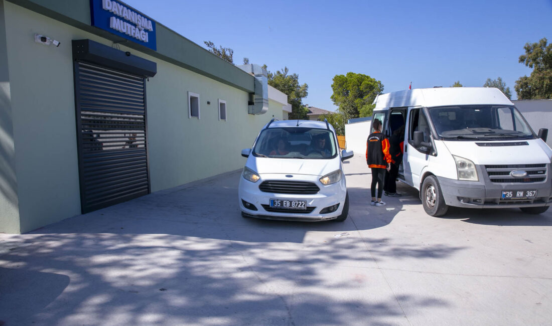 Güzelbahçe Belediyesi’nden Dayanışma Örneği Güzelbahçe Belediyesi’nden Dayanışma Örneği “Dayanışma Mutfağı” Her Gün Sofraları Isıtıyor