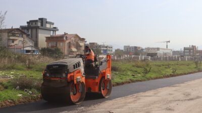 İzmit Belediyesi Yenişehir Mahallesi’nde Yolları Yeniliyor İzmit Belediyesi Yenişehir Mahallesi’nde Yolları Yeniliyor İzmit Belediyesi, bozulan yolları