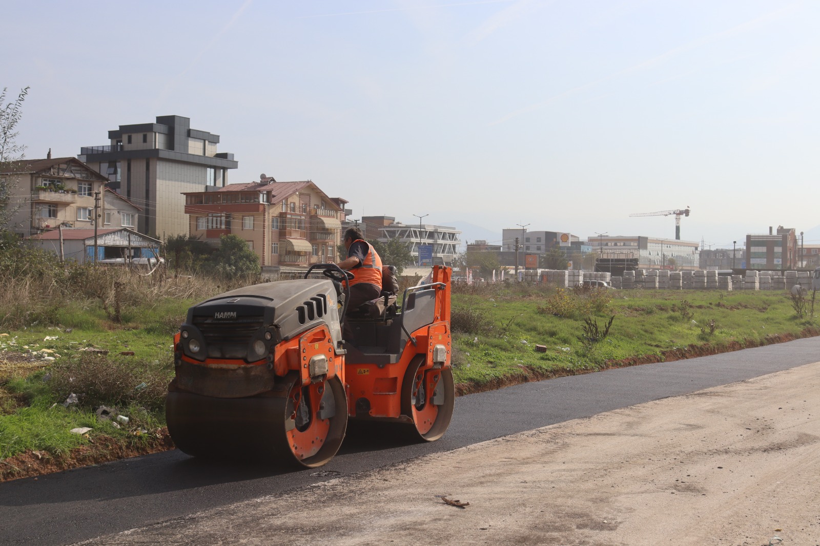 İzmit Belediyesi Yenişehir Mahallesi’nde Yolları Yeniliyor İzmit Belediyesi, bozulan yolları
