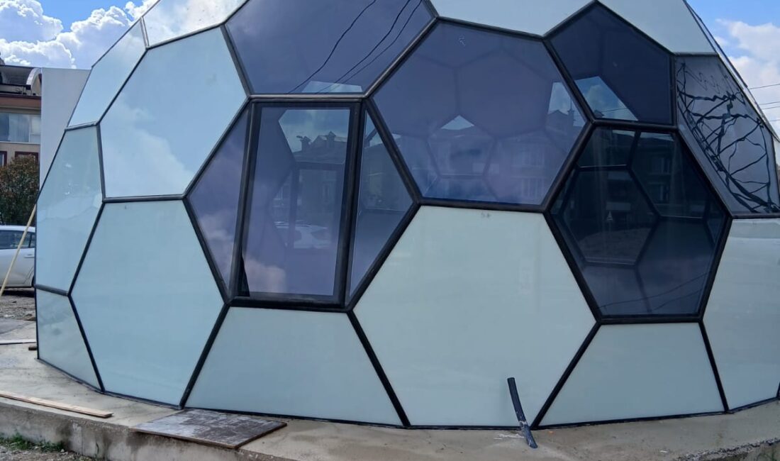 İzmit’in Gençlik ve Teknoloji Üssü İçin Çalışmalar Tüm Hızıyla Devam Ediyor İzmit Belediyesinin vizyon projelerinden Tekno Garaj’da çalışmalar tüm hızıyla sürerken,