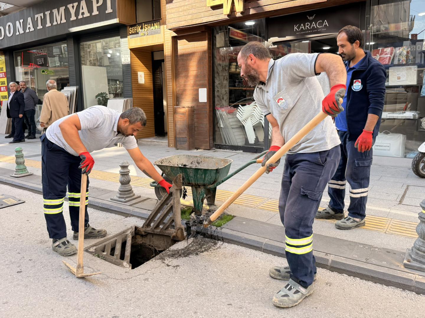 Yalova Belediyesi’nden Yağmur Suyu Hatlarında Yoğun Temizlik Çalışması Yalova Belediyesi