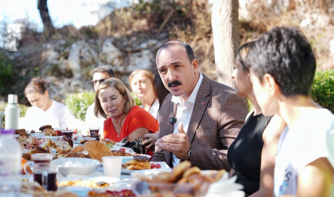 Konyaaltı Belediye Başkanı Cem Kotan Pınarbaşı’nda Mahalle Sakinleriyle Buluştu Konyaaltı Belediye Başkanı Cem Kotan, Konyaaltı Belediyesi’nin vatandaşlar için ücretsiz