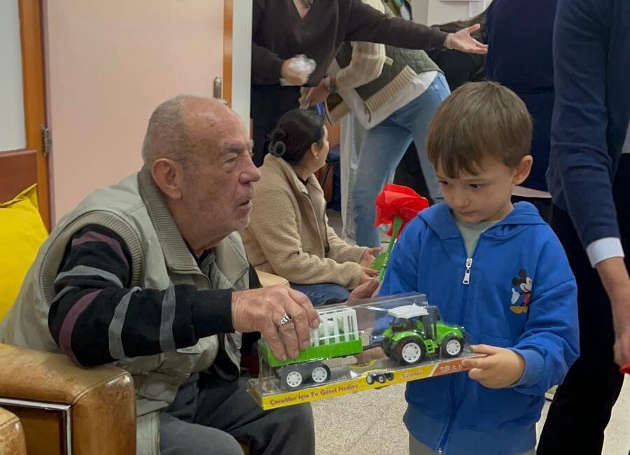 1 Ekim Yaşlılar Günü’nde Miniklerden Anlamlı Jest Eskişehir Büyükşehir Belediyesi