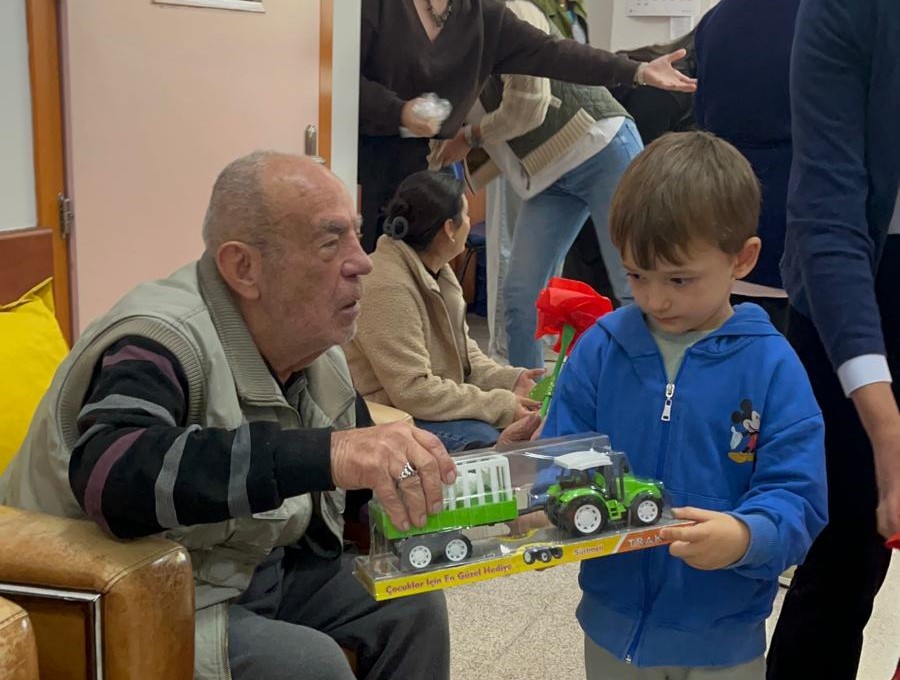 1 Ekim Yaşlılar Günü’nde Miniklerden Anlamlı Jest Eskişehir Büyükşehir Belediyesi
