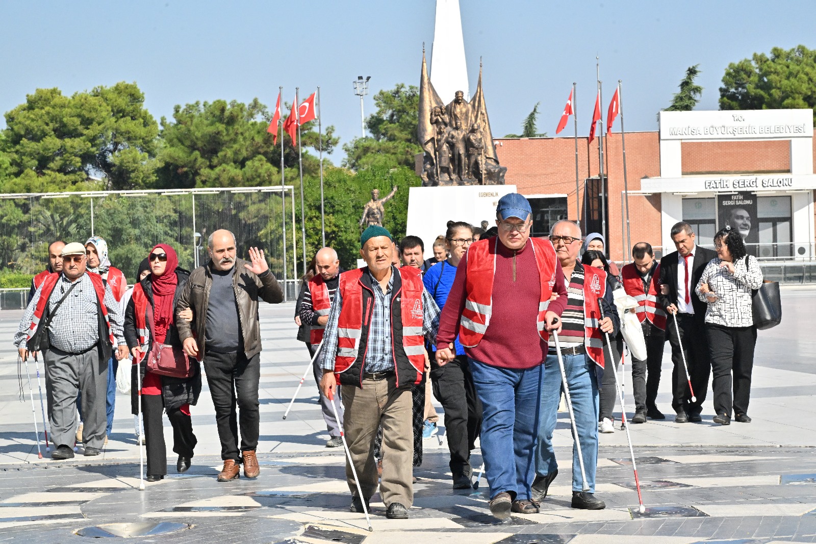 Manisa’da Engelleri Kaldırmak için Yürüdüler Manisa Büyükşehir Belediyesi ile Altı