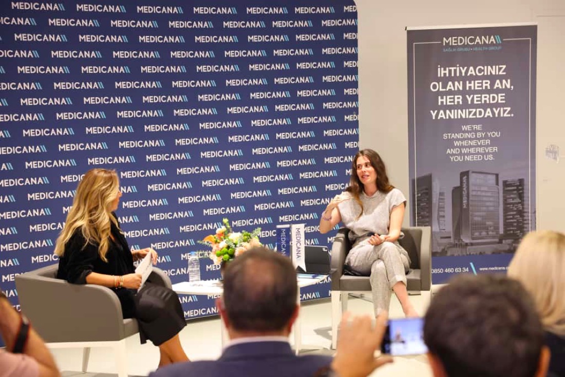 “Sezonun Hikâyesi: Çeşme’de Yaz” Söyleşisi Arkas Sanat Alaçatı’da Yapıldı Çeşme