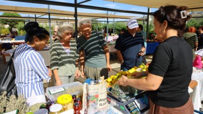Efes Tarlası Yaşam Köyü Üretici Pazarı’nda Doğal Ürünlere Yoğun İlgi
