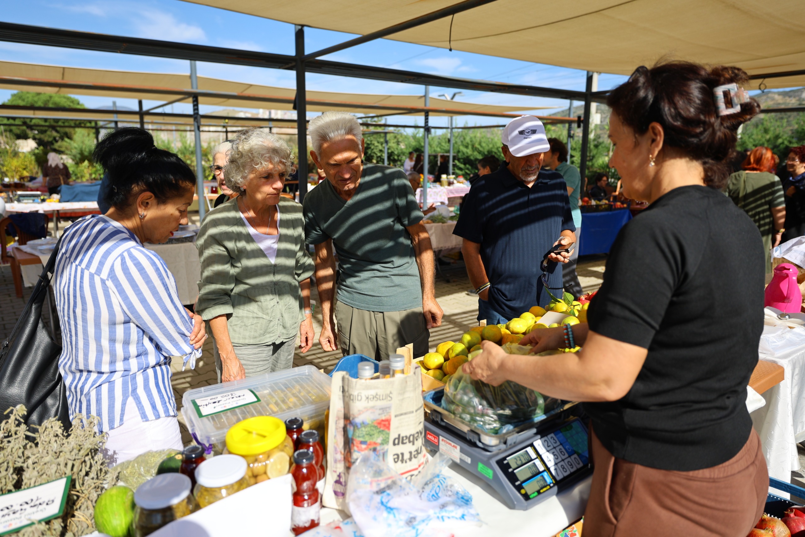 Efes Tarlası Yaşam Köyü Üretici Pazarı’nda Doğal Ürünlere Yoğun İlgi