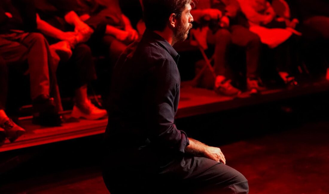 “Aramızdaki Mesafe” Tek Kişilik Çok Sesli Oyun, Etimesgut CKM’de Sahnede! “Aramızdaki Mesafe” Tek Kişilik Çok Sesli Oyun, Etimesgut CKM’de Sahnede!