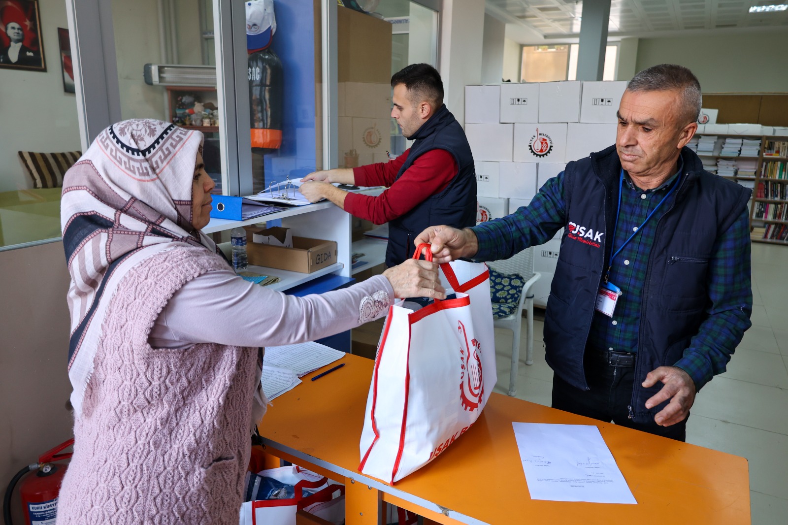 Uşak Belediyesi Yaptığı Sosyal Yardımlar ve Sağladığı Desteklerle Gönülleri Kazanıyor