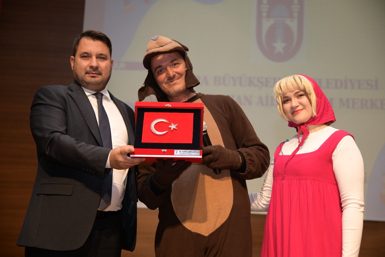 Kahramankazan’da “Sevimli Kahramanlar Yarışıyor” Tiyatrosu Miniklerle Buluştu Kahramankazan Belediyesi, çocuklara