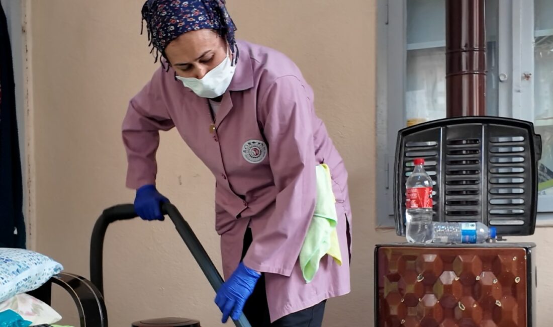 Uşak Belediyesi Halkın Kaynaklarını Halk İçin Kullanıyor, Evde Temizlik Hizmeti