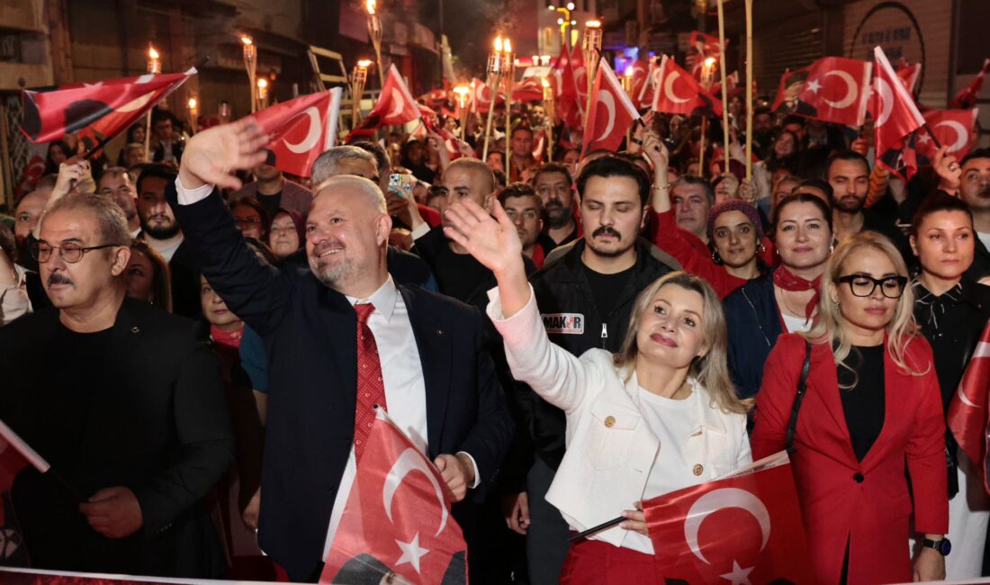 Menemen’de binler, Cumhuriyet sevgisiyle yürüdü Cumhuriyet Bayramı’nın 102. yıl dönümünde Menemen’de birlik ve beraberlik içinde