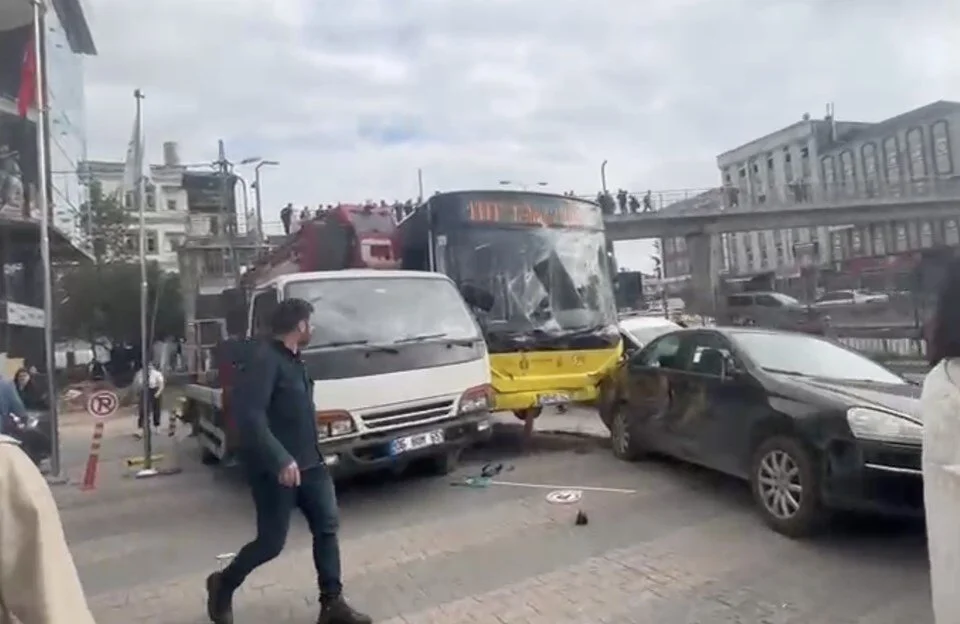 İETT Otobüsü Durağa Daldı: İstanbul Çekmeköy’de Feci Kaza: 1 Ölü,