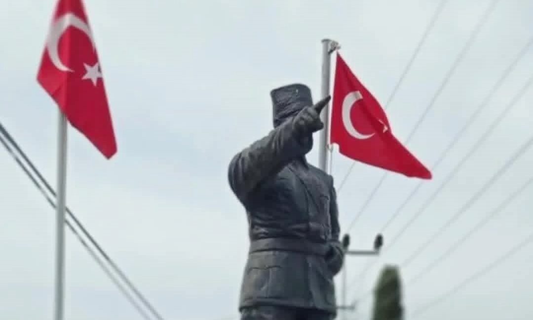 Yumurtalık’taki Tüm Mahallelerde Bayraklar Yenilendi Yumurtalık Belediyesi ve Adana Büyükşehir