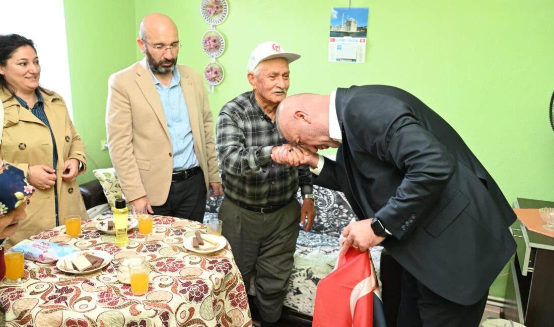 Karacabey Belediye Başkanı Fatih Karabatı, Dünya Yaşlılar Günü’nde ilçedeki büyükleri