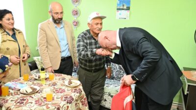 Karacabey Belediye Başkanı Fatih Karabatı, Dünya Yaşlılar Günü’nde ilçedeki büyükleri