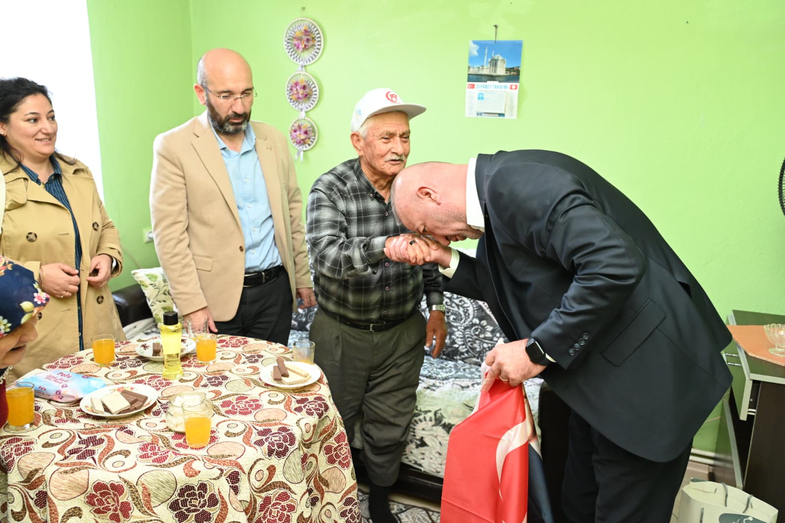 Karacabey Belediye Başkanı Fatih Karabatı, Dünya Yaşlılar Günü’nde ilçedeki büyükleri